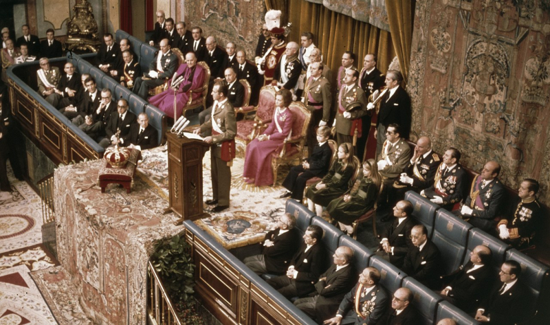 Proclamation as king at the Palacio de las Cortes on 22 November 1975 - Photo: https://en.wikipedia.org/