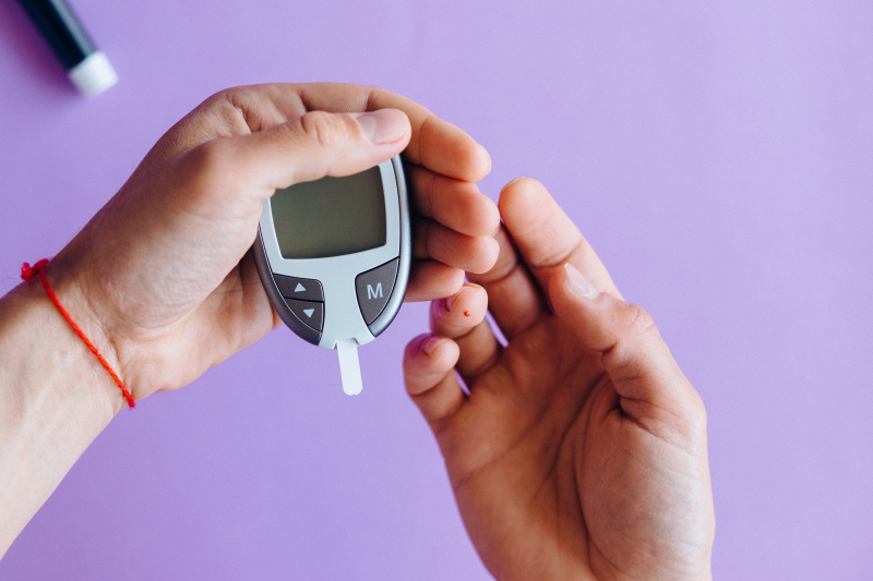 Photo by Nataliya Vaitkevich: https://www.pexels.com/photo/person-holding-a-glucose-meter-6941101/