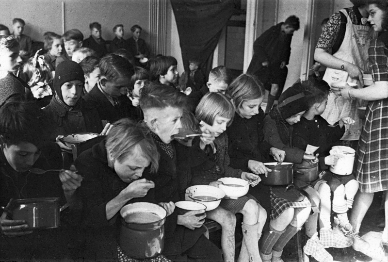 Children eating soup during the famine of 1944–1945 in Netherlands  - Photo: en.wikipedia.org