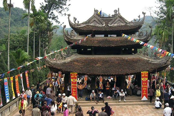 Screenshot of https://vietnamdiscovery.com/hanoi/activities/huong-pagoda-festival/