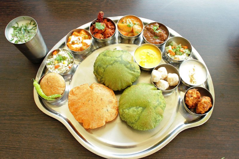Image from Wikimedia Commons (https://commons.wikimedia.org/wiki/File:Indian_-_Food.jpg)