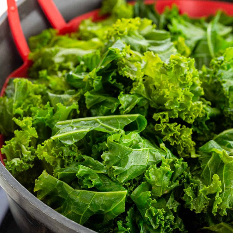 Kale can aid in the reduction of cholesterol, which may lower the risk of heart disease.