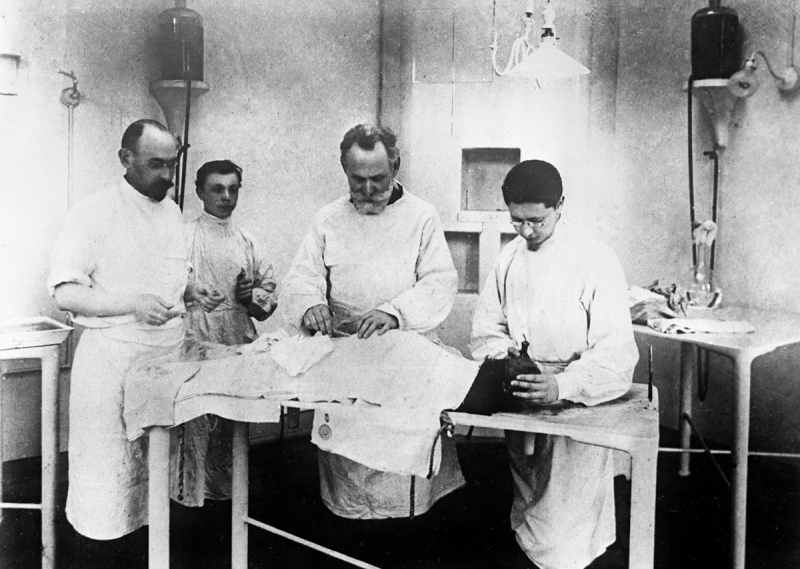 Ivan Pavlov (second right) in his laboratory - Photo: rbth.com