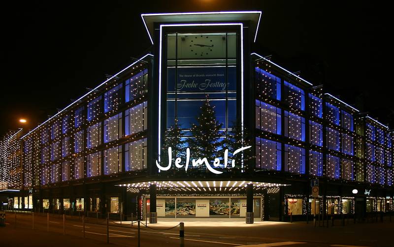 Photo on Wikimedia Commons (https://commons.wikimedia.org/wiki/File:Jelmoli_Christmas_lights_2006.jpg)