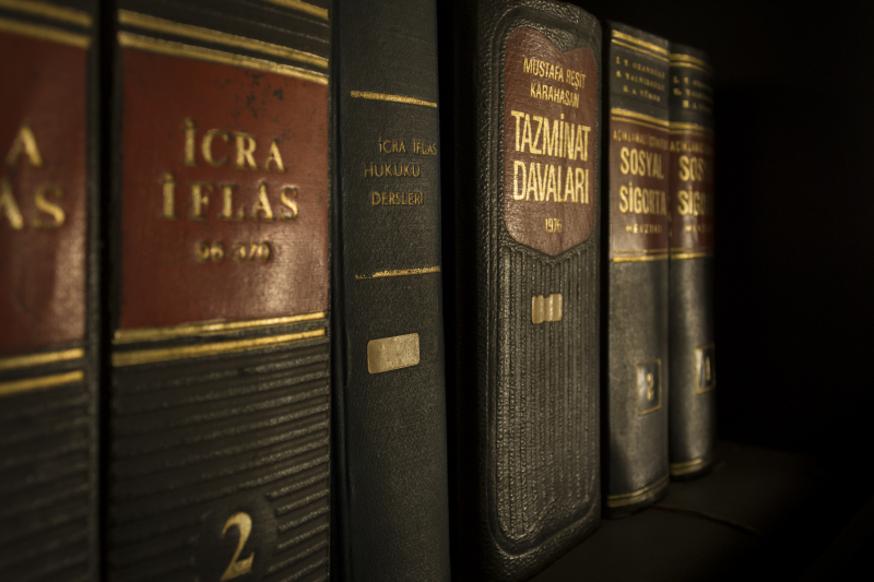 Photo by Pixabay: https://www.pexels.com/photo/icra-iflas-piled-book-159832/