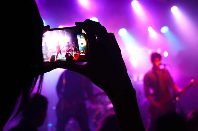 Source: Pixabay (https://pixabay.com/photos/live-music-rock-show-concert-live-2219036/)