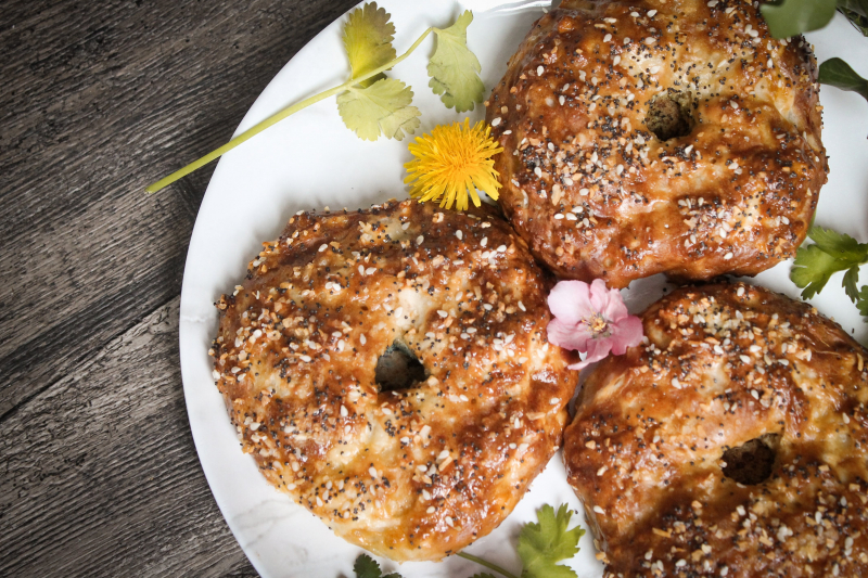 Photo by https://www.pexels.com/ko-kr/photo/bagels-in-plate-with-flowers-and-coriander-garnish-7771657/