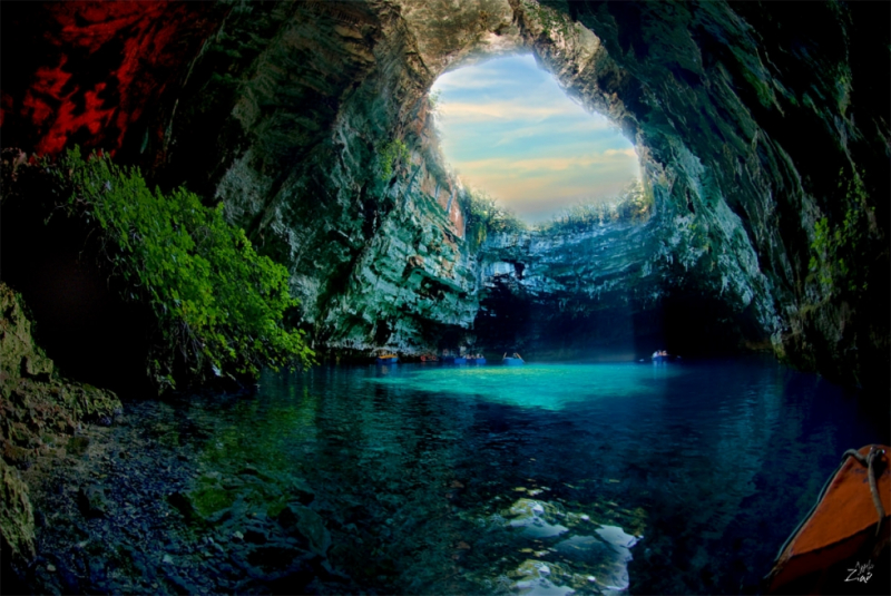 Photo: https://www.pandotrip.com/the-magnificent-lake-in-melissani-cave-greece-3966/