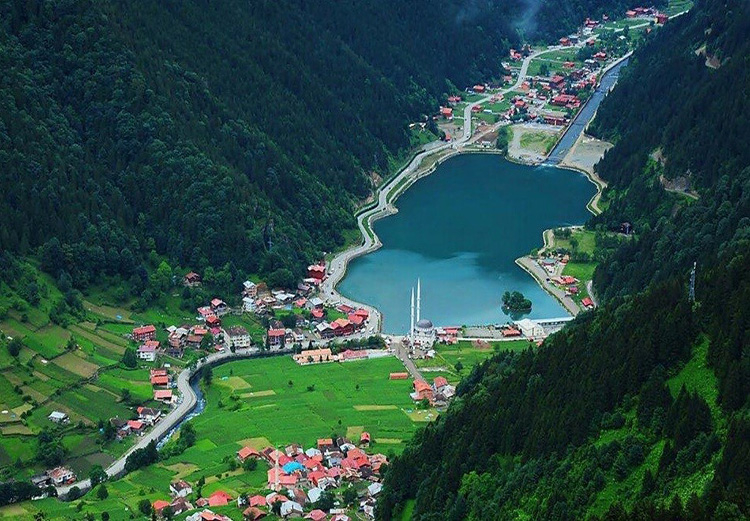 Photo: http://www.royal-tourism.com/EN/Tours/Turkey/Trabzon/Uzungol