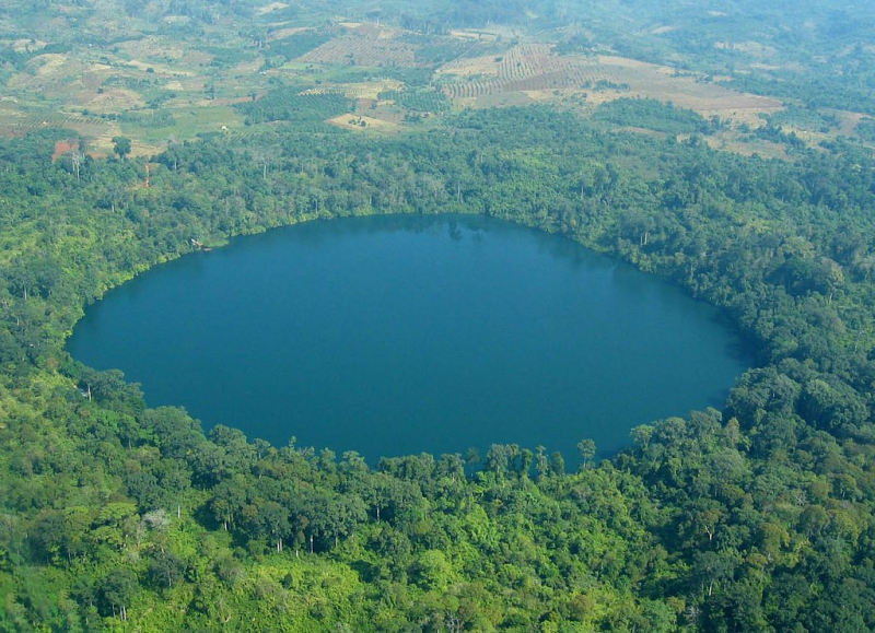 Lake Yeak Laom - Wikipedia