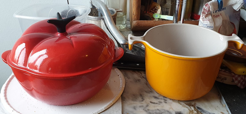 Photo by Wikimedia Commons (https://commons.wikimedia.org/wiki/File:2019_12_Le_Creuset_fonte_tomate_caquelon_Enzo_Mari.jpg)