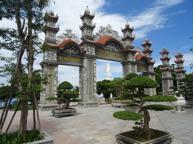 Screenshot of https://commons.wikimedia.org/wiki/File:Linh_Ung_Pagoda_18.jpg