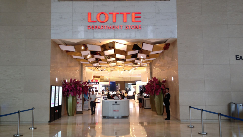 Photo on Wikimedia Commons (https://commons.wikimedia.org/wiki/File:Lotte_department_store,_H%C3%A0_N%E1%BB%99i_001.JPG)