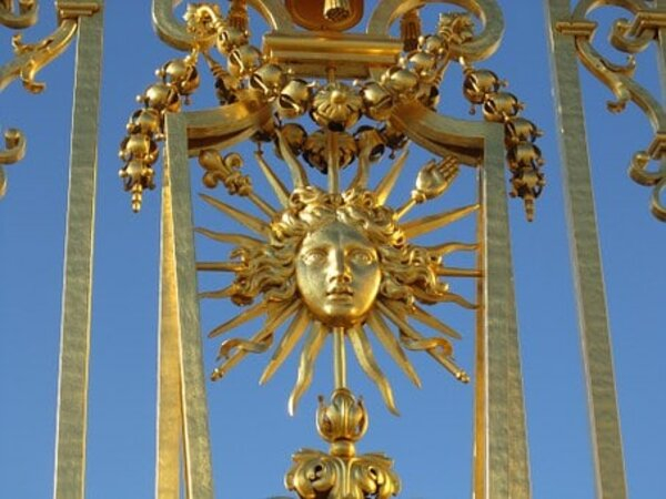 The sun symbol represents Louis XIV as the Sun King - Photo: https://www.discoverwalks.com/