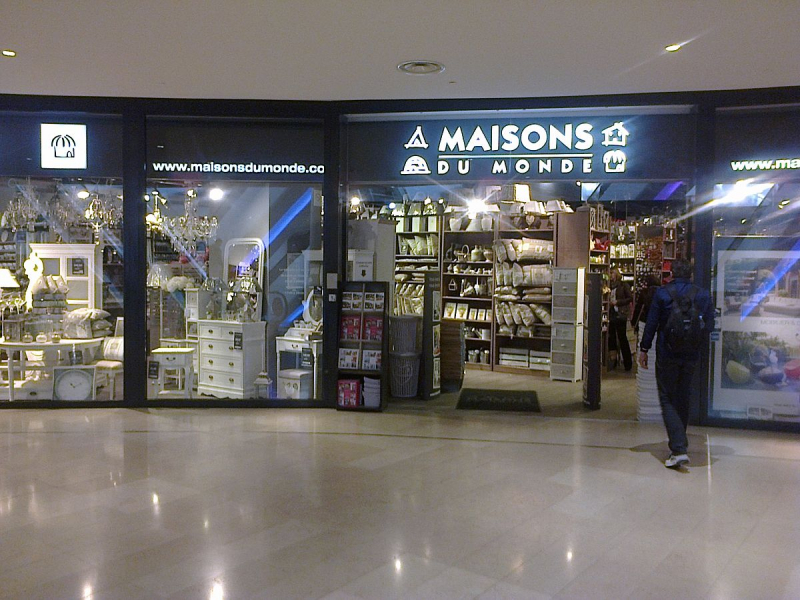 Photo on Wikimedia Commons (https://commons.wikimedia.org/wiki/File:Boutique_Maisons_du_Monde_-_La_D%C3%A9fense.jpg)