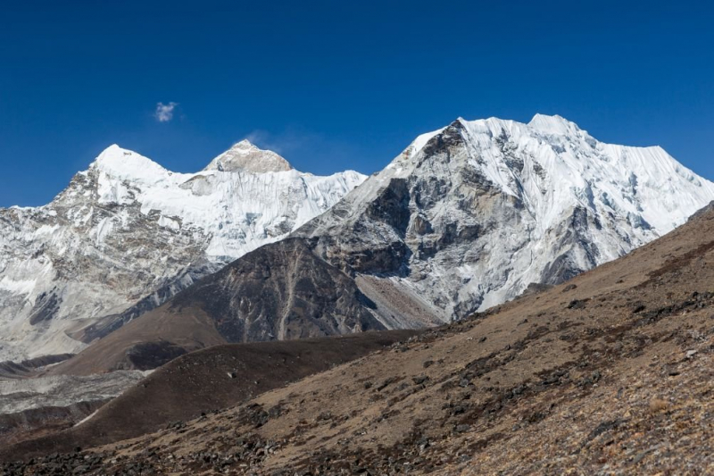 Imja Tse and Makalu view on the way to Everest Base Camp in Sagarmatha National Park, Himalayas, Nepal. Photo: iStock | gagarych