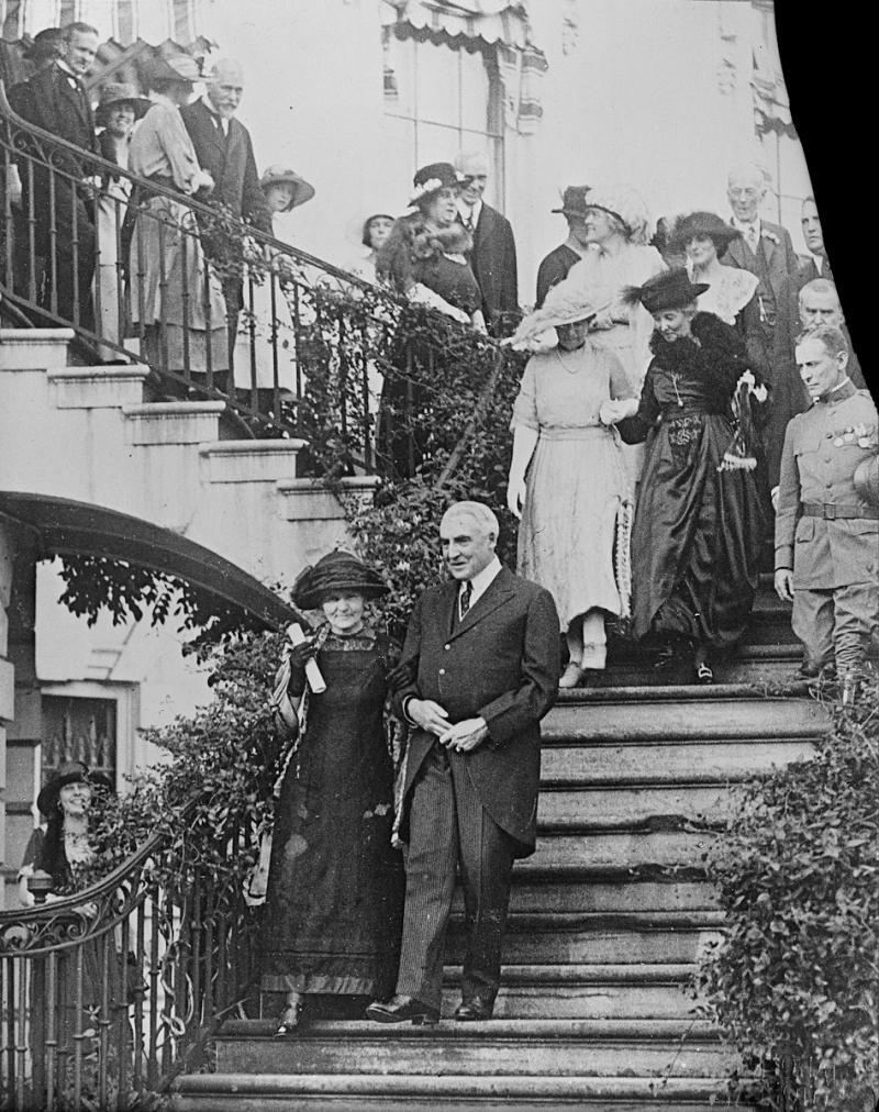 Photo: https://artsandculture.google.com/asset/marie-curie-with-the-us-president-w-g-harding-washington-d-c-may-20th1921-coll-acjc-source-mus%C3%A9e-curie-coll-acjc/RQGr8TLM3iAgTA