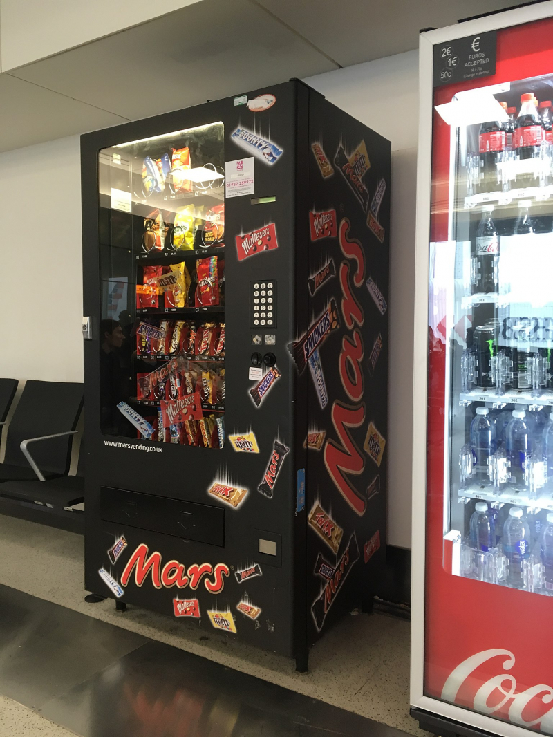 Photo: https://commons.m.wikimedia.org/wiki/File:Mars_snack_vending_machine_(41130995865).jpg