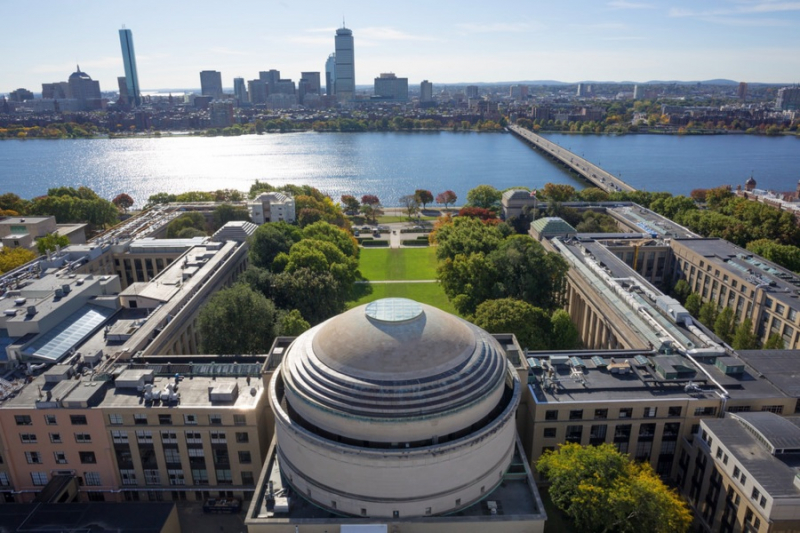 At its founding in 1861, MIT was initially a small community of problem-solvers and science lovers eager to bring their knowledge to bear on the world. Photo: vnis.edu.vn