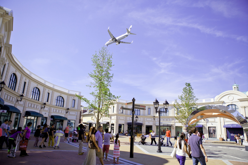 Photo on Wikimedia Commons (https://commons.wikimedia.org/wiki/File:McArthurGlen_Designer_Outlet_Vancouver_Airport_%2820453031858%29.jpg)