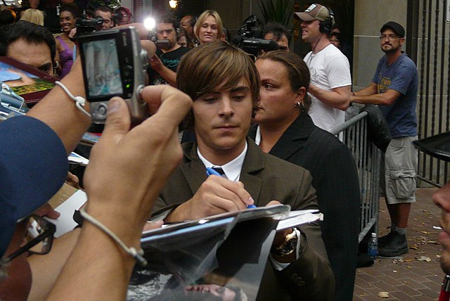 Photo on Flickr:  https://commons.wikimedia.org/wiki/File:Zac_Efron_TIFF08_%28cropped%29.jpg