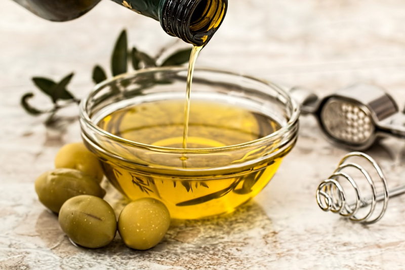 Photo by Stevepb on pixabay (https://pixabay.com/photos/olive-oil-olives-food-oil-natural-968657/)