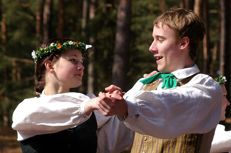 Photo on Wiki: https://commons.wikimedia.org/wiki/File:Folk_dancers_2,_Riga,_Latvia,_April_06.jpg