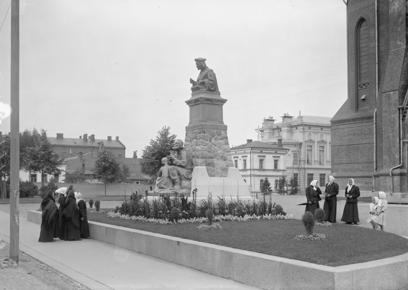 The original statue of Mikael Agricola in Vyborg by Emil Wikström -en.wikipedia.org