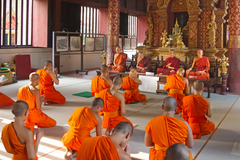 Photo on Wikimedia Commons (https://commons.wikimedia.org/wiki/File:Monks_in_Wat_Phra_Singh_-_Chiang_Mai.jpg)
