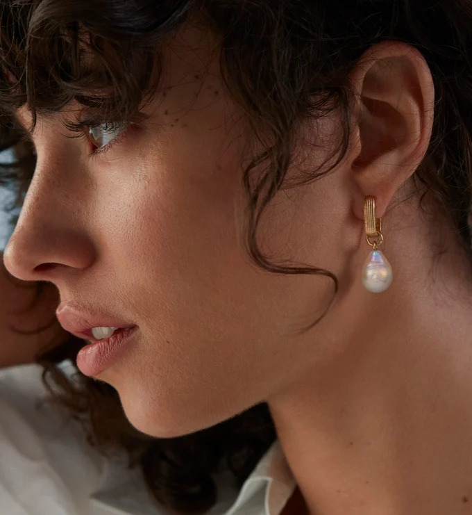 Screenshot of https://www.monicavinader.com/gift-sets/groove-small-pearl-huggie-earrings-set
