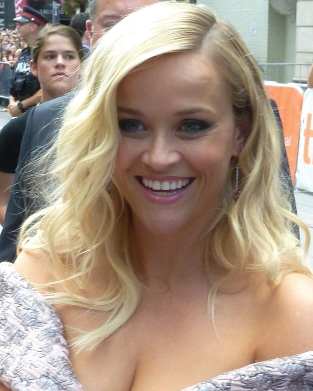 Photo on Wiki: https://commons.wikimedia.org/wiki/File:Reese_Witherspoon_%2829144489784%29_%28cropped%29.jpg