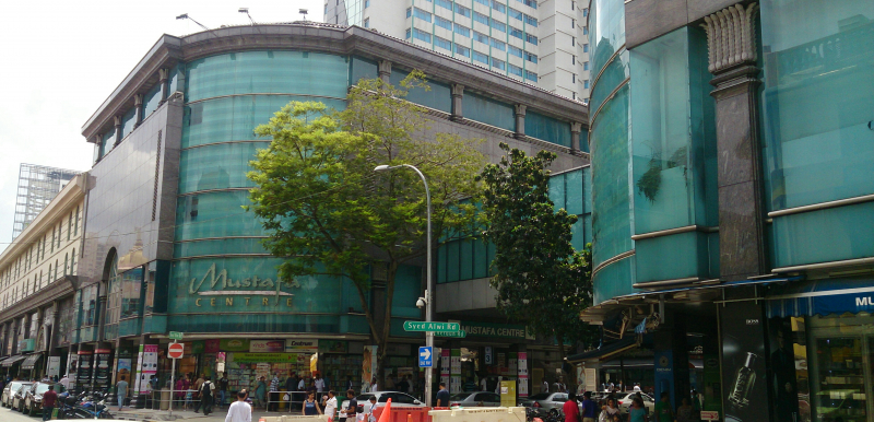 Photo on Wikimedia Commons (https://commons.wikimedia.org/wiki/File:Mustafa_shopping_center,_Singapore.jpg)