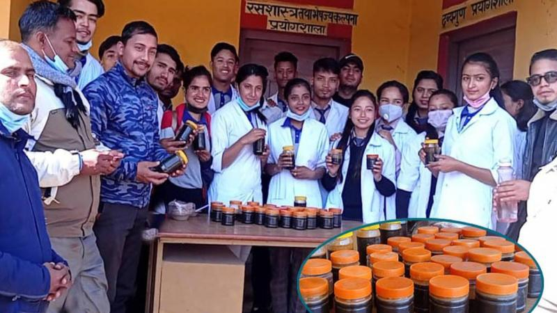 Students of Nepal Sanskrit University have made medicine using local herbs (Photo: english.headlinenepal.com)