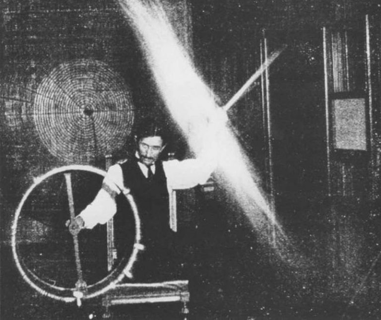 Photo on  Wikimedia Commons (https://commons.wikimedia.org/wiki/File:Nikola-Tesla-experimenting-768x646.jpg)