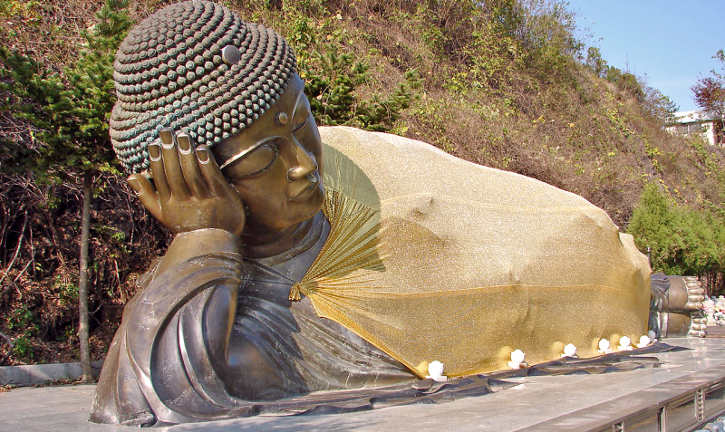 Manbulsa Nirvana statue - Photo on Wikimedia Commons (https://commons.wikimedia.org/wiki/File:Manbulsa_Nirvana_statue,_or_Reclining_Buddha_11-10250.JPG)