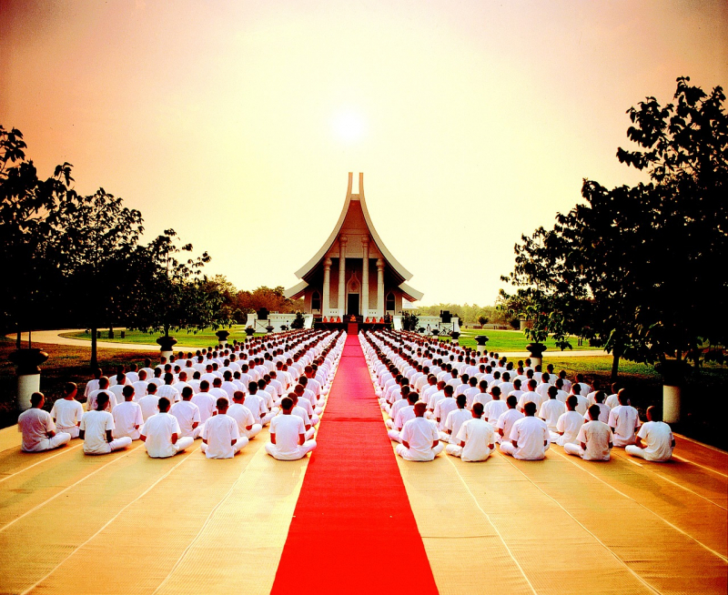 Photo by Pixabay (https://pixabay.com/photos/buddhism-buddhists-praying-1099491/)
