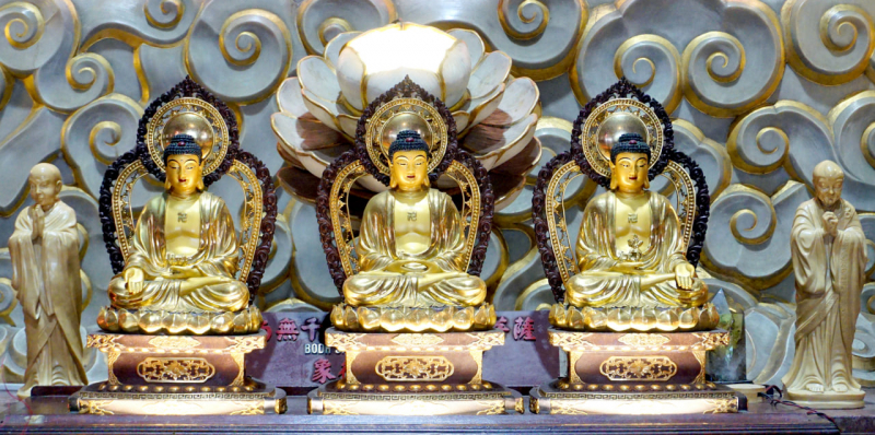 Photo on Wikimedia Commons (https://commons.wikimedia.org/wiki/File:11_Buddhas_and_Attendants_%2834378254193%29.jpg)