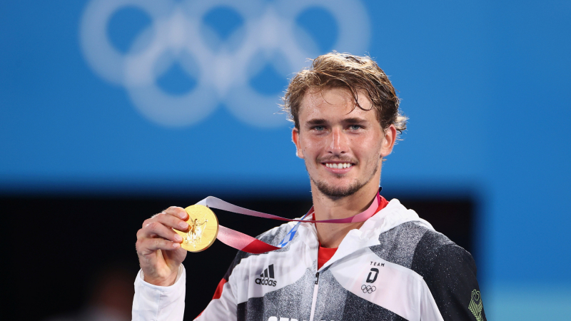 Alexander Zverev with Olympics gold medal of tennis
