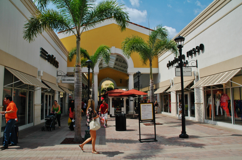 Photo on Wikimedia Commons (https://commons.wikimedia.org/wiki/File:Orlando_Premium_Outlets_-_panoramio_%285%29.jpg)