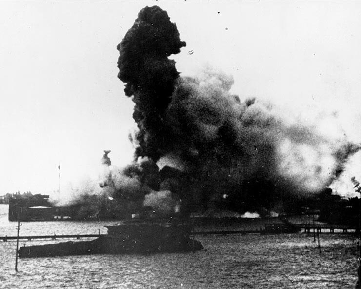 The explosion of the battleship USS Arizona - Photo: ibiblio.org