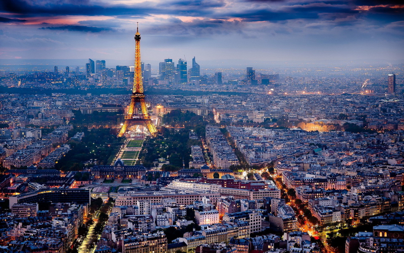 The most attracting symbol of Paris is the Eiffel Tower. Photo: erasmusu.com