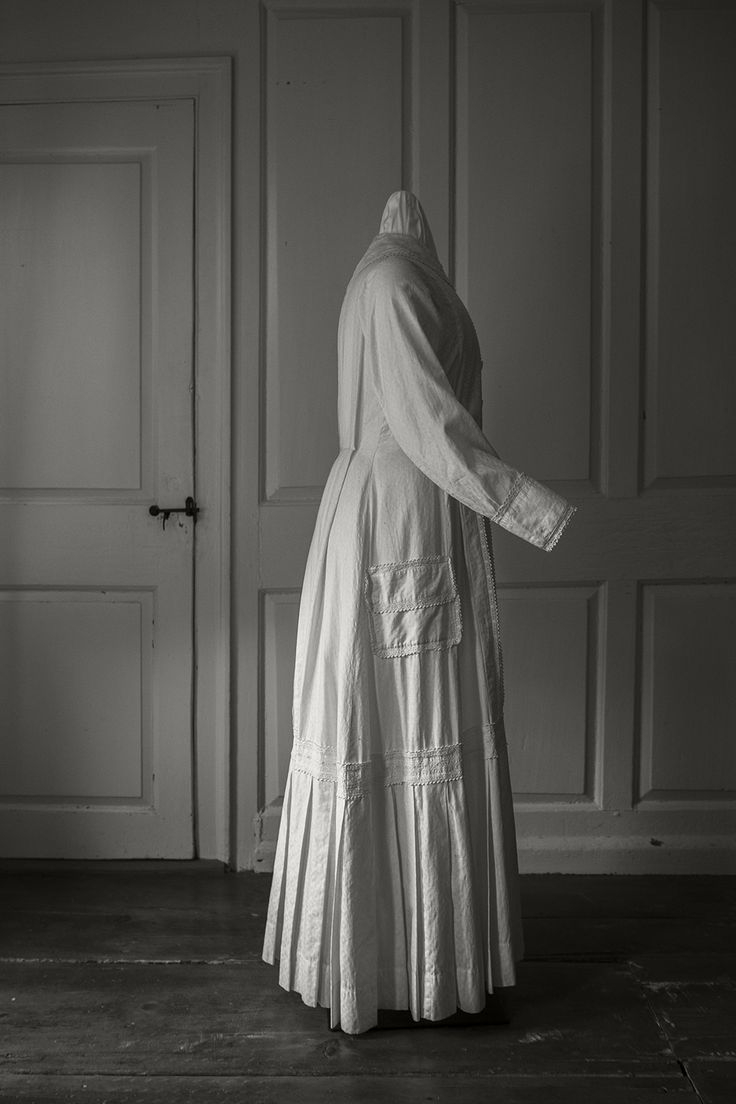 The white dress that Emily Dickinson used to wear - Photo: https://i.pinimg.com/