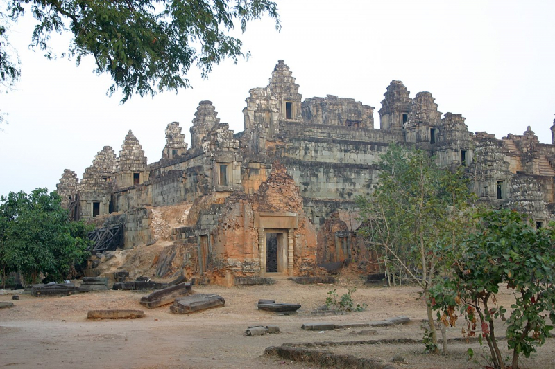 Screenshot of https://commons.wikimedia.org/wiki/File:Angkor-Phnom_Bakheng-48-Totale-2007-gje.jpg