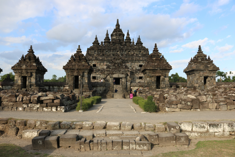 Photo by https://commons.wikimedia.org/wiki/File:Candi_Plaosan_Lor_%28North_Plaosan_Temple%29_from_Klaten,_Central_Java,_Indonesia_05.jpg