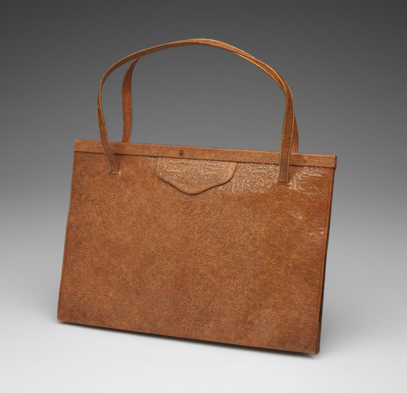Photo on  Wikimedia Commons (https://commons.wikimedia.org/wiki/File:1935-45_Prada_handbag,_tooled_and_gilded_leather_02.jpg)