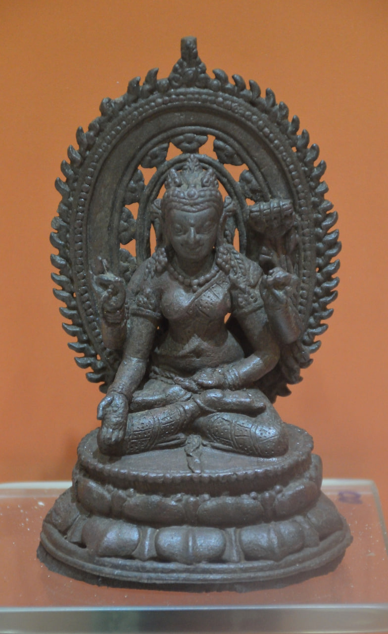 Photo on Wikimedia Commons (https://commons.wikimedia.org/wiki/File:Prajnaparamita_-_Bronze_-_ca_10th_Century_CE_-_Nalanda_-_ACCN_9430-A24285_-_Indian_Museum_-_Kolkata_2016-03-06_1732.JPG)