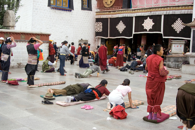 Photo on Wikimedia Commons (https://commons.wikimedia.org/wiki/File:IMG_1016_Lhasa_Barkhor.jpg)