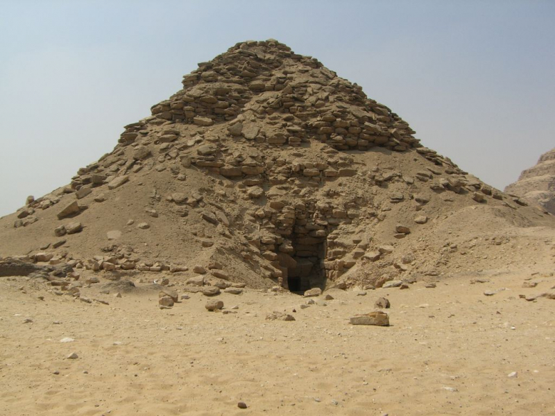 Pyramid of Userkaf - Wikipedia