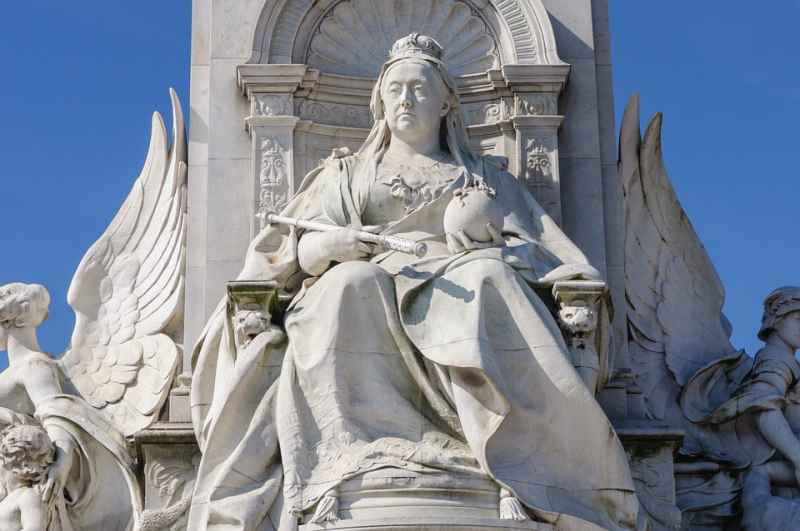 Source: Pixabay (https://pixabay.com/photos/queen-victoria-statue-london-queen-2568487/)