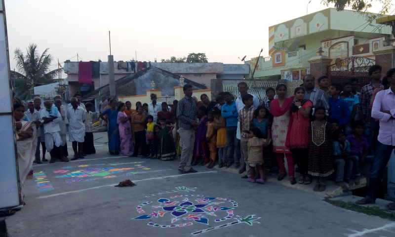 Image from https://commons.wikimedia.org/wiki/File:Rangoli_Competition_on_the_Day_of_Bhogi.jpg
